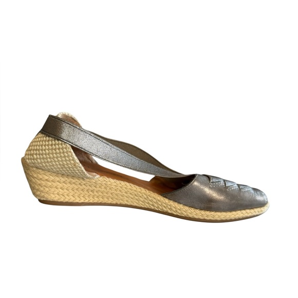 Women's Gentle Souls Wedge Sandals Size 9 Silver Beige T-Strap - Picture 1 of 6